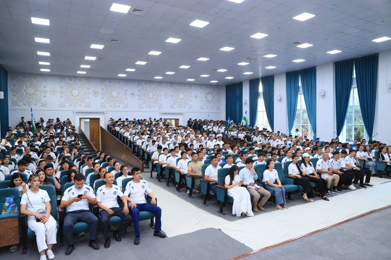 Bir ekran atrofida jam bo‘lgan yuzlab qalblar — yagona maqsad, yagona orzu!